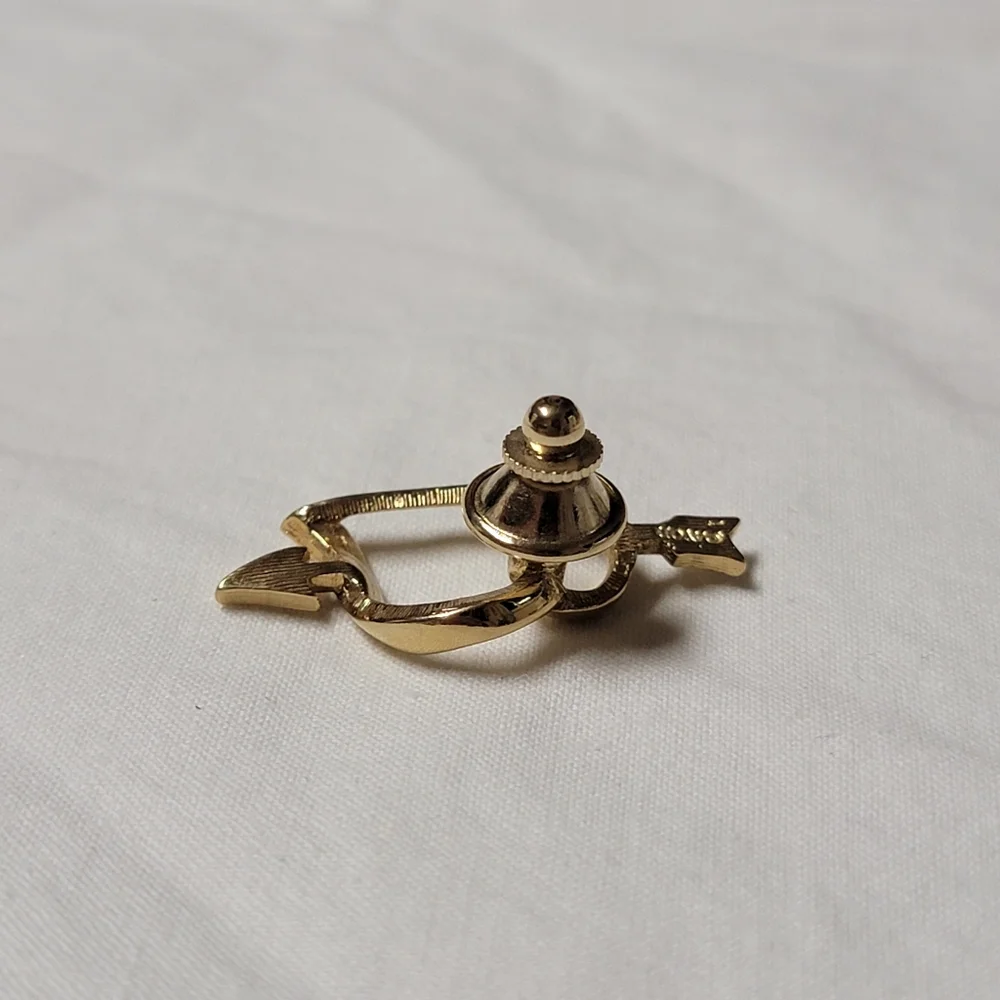 Vintage 1983 Love Struck Tac Pin Gold Tone Avon Valentine's Day Heart w/ Arrow
